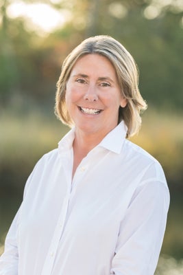 Portrait of Leslie Kopp, Associate Broker